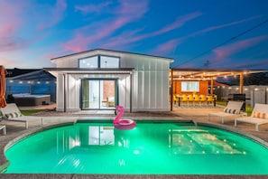 Pool - 4 Min to Old Town, Heated Pool, Hot Tub, Firepit, Ping Pong, Sleeps 12 (Scottsdale)