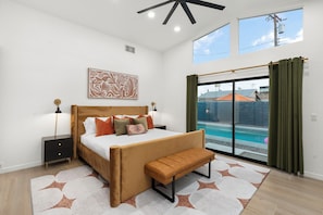 Iron/ironing board, WiFi, bed sheets - 4 Min to Old Town, Heated Pool, Hot Tub, Firepit, Ping Pong, Sleeps 12 (Scottsdale)