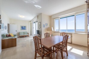 Apartament, 2 dormitoris, balcó, vistes al mar | Menjador