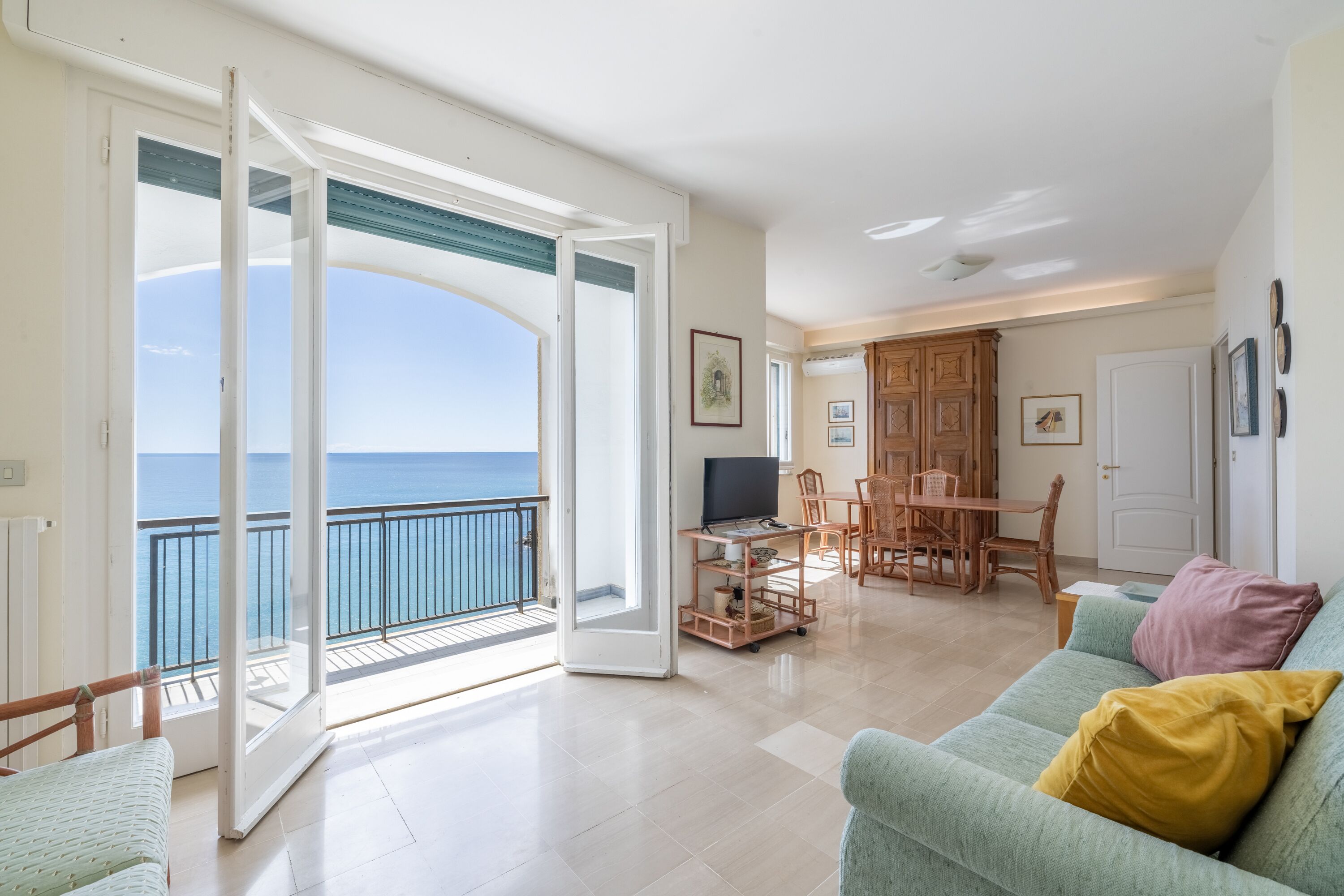 Appartamento, 2 camere da letto, balcone, vista mare | Area soggiorno | TV 30 pollici con canali satellitari