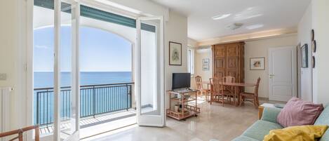 Appartamento, 2 camere da letto, balcone, vista mare | Area soggiorno | TV 30 pollici con canali satellitari