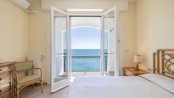 Apartment, 2 Schlafzimmer, Balkon, Meerblick | Bügeleisen/Bügelbrett, kostenloses WLAN