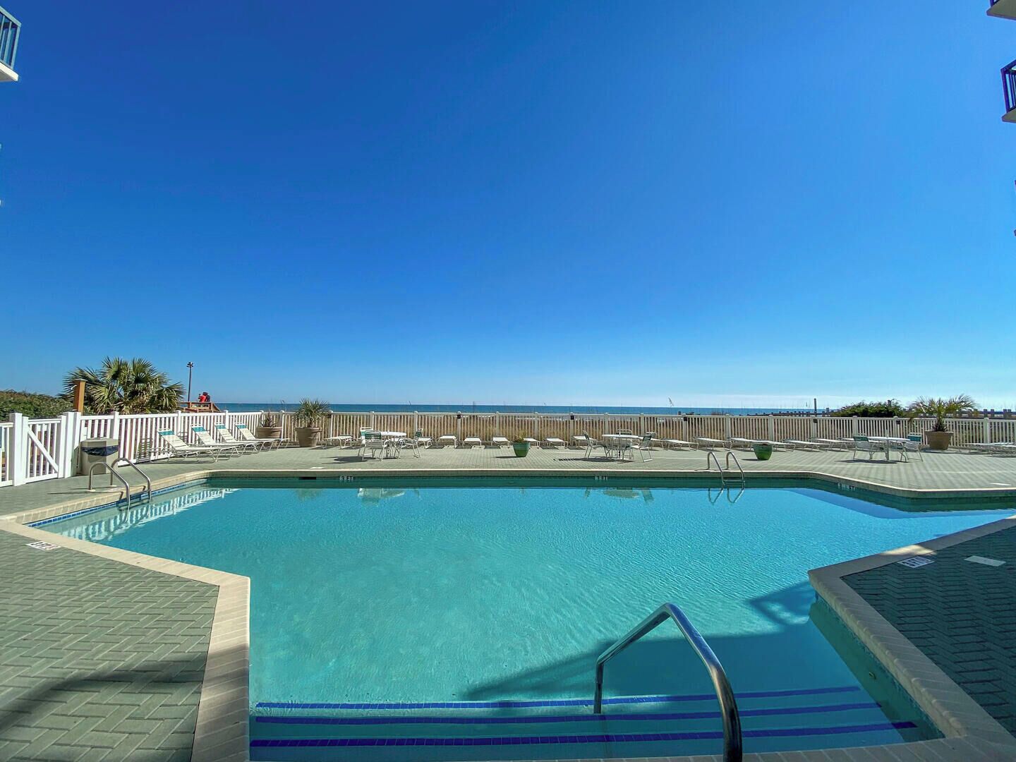 Een binnenzwembad, een buitenzwembad