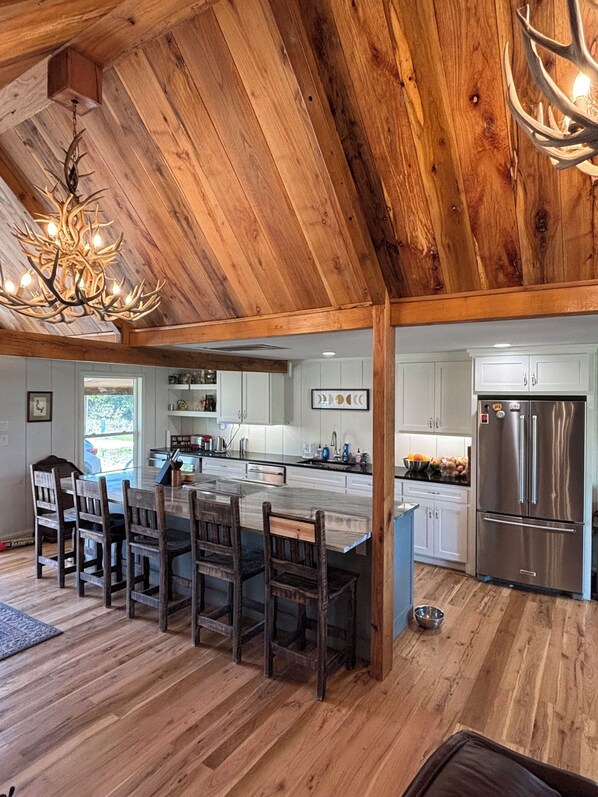 Microondas, horno, parrilla de estufa y lavavajillas