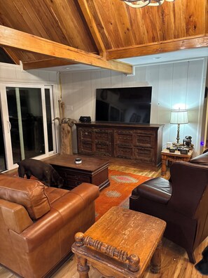 Televisión y chimenea