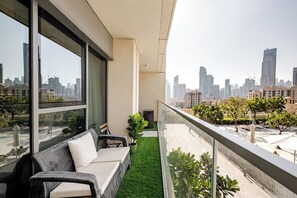 Property grounds - Burj Khalifa Views 3 Bed Apartment 2 Mins for Dubai Mall with AC (Dubai)