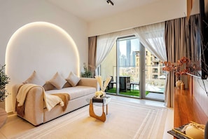 Smart TV - Burj Khalifa Views 3 Bed Apartment 2 Mins for Dubai Mall with AC (Dubai)