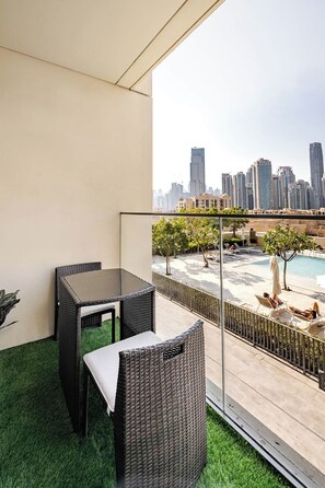 Outdoor dining - Burj Khalifa Views 3 Bed Apartment 2 Mins for Dubai Mall with AC (Dubai)