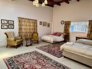 2 bedrooms, iron/ironing board, free WiFi, bed sheets - Comfortable Off-Grid Home with Nostalgic Furnishings (JOHANNESBURG)