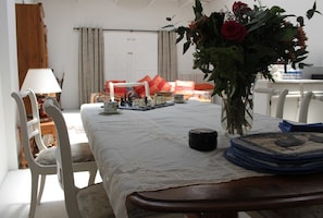 Dining - Comfortable Off-Grid Home with Nostalgic Furnishings (JOHANNESBURG)