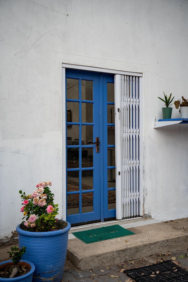 Exterior detail - Comfortable Off-Grid Home with Nostalgic Furnishings (JOHANNESBURG)