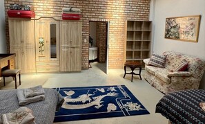 2 slaapkamers, een strijkplank/strijkijzer, reisbedje, gratis wifi