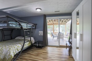 4 bedrooms, WiFi, bed sheets - Family Fun Oasis: Pool, Hot Tub, Arcade & Ninja Course with 4 Bedrooms! (Omaha)