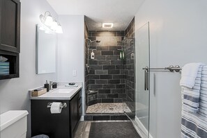 Dusche, Haartrockner, Handtücher, Seife