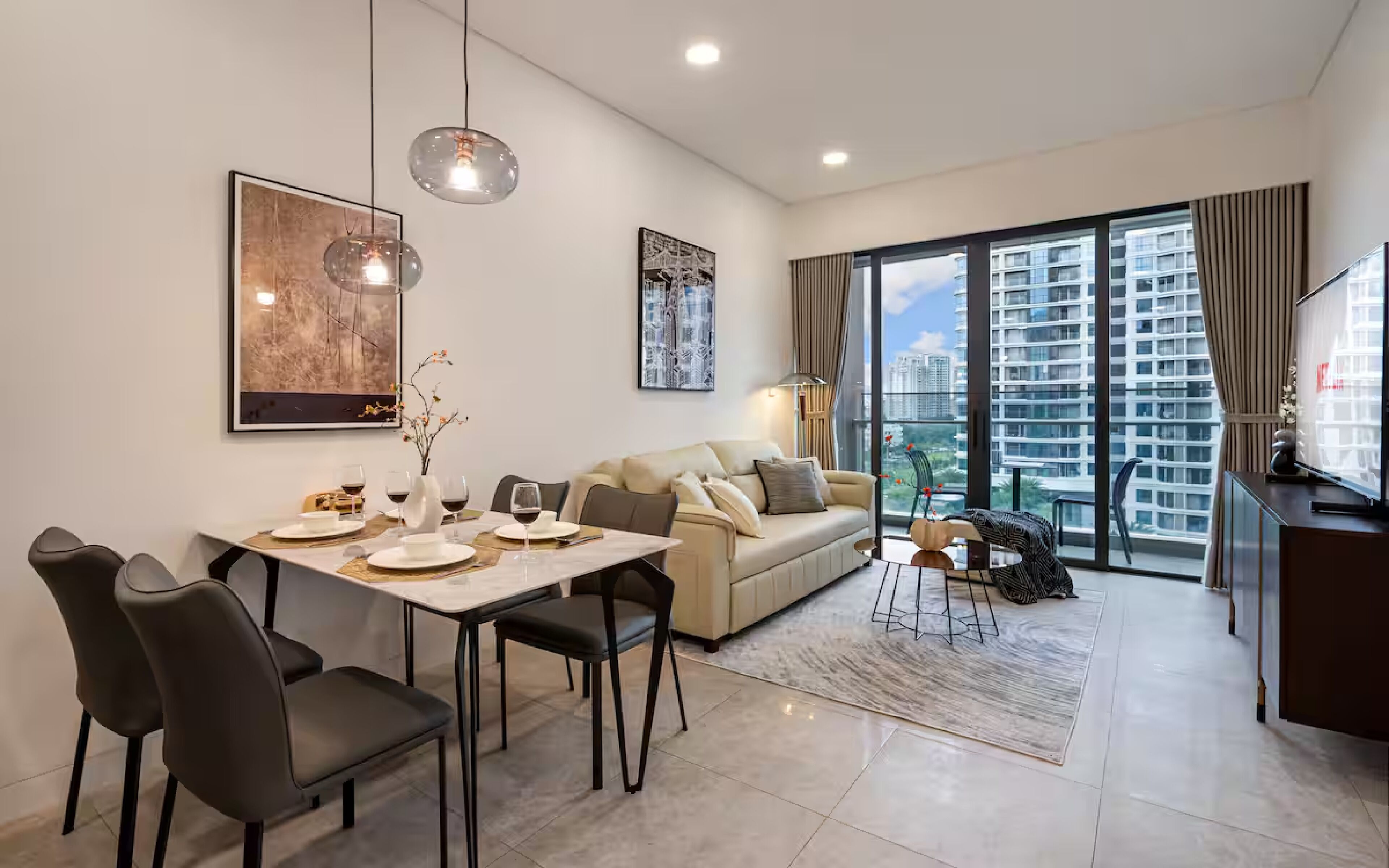 グランド スイート 1 ベッドルーム クラブラウンジ利用可 シティビュー | リビング エリア | 65 インチのスマートテレビ (ケーブル放送視聴可)、暖炉、Netflix