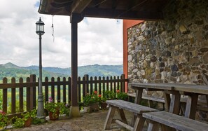 Outdoor dining - Rural House 'Casa Remis' in Piloña – Sleeps 12, Private Bathrooms, Fireplace (Piloña)