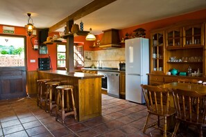 冰箱、微波炉、烤箱、炉灶