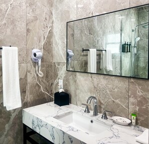 Dusche, Seife, Shampoo, Toilettenpapier