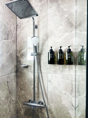 صابون، شامبو، ورق حمّام