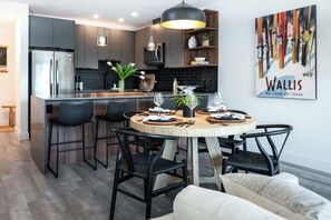 Condo Confort, vue sur la montagne | Repas dans la chambre