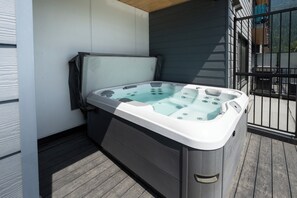 Alpine Ascent (Unit 2213) | Private spa tub - Alpine Ascent (Revelstoke)