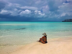 Nær stranden og strandhåndklær