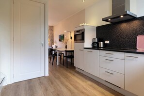 Køleskab, mikrobølgeovn, ovn, kogeplade