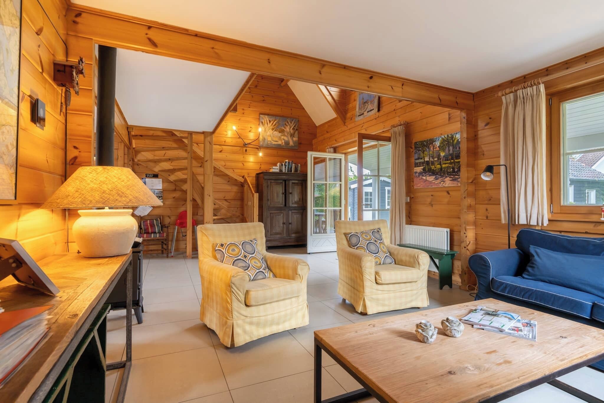 Télévision, cheminée, espaces bureaux