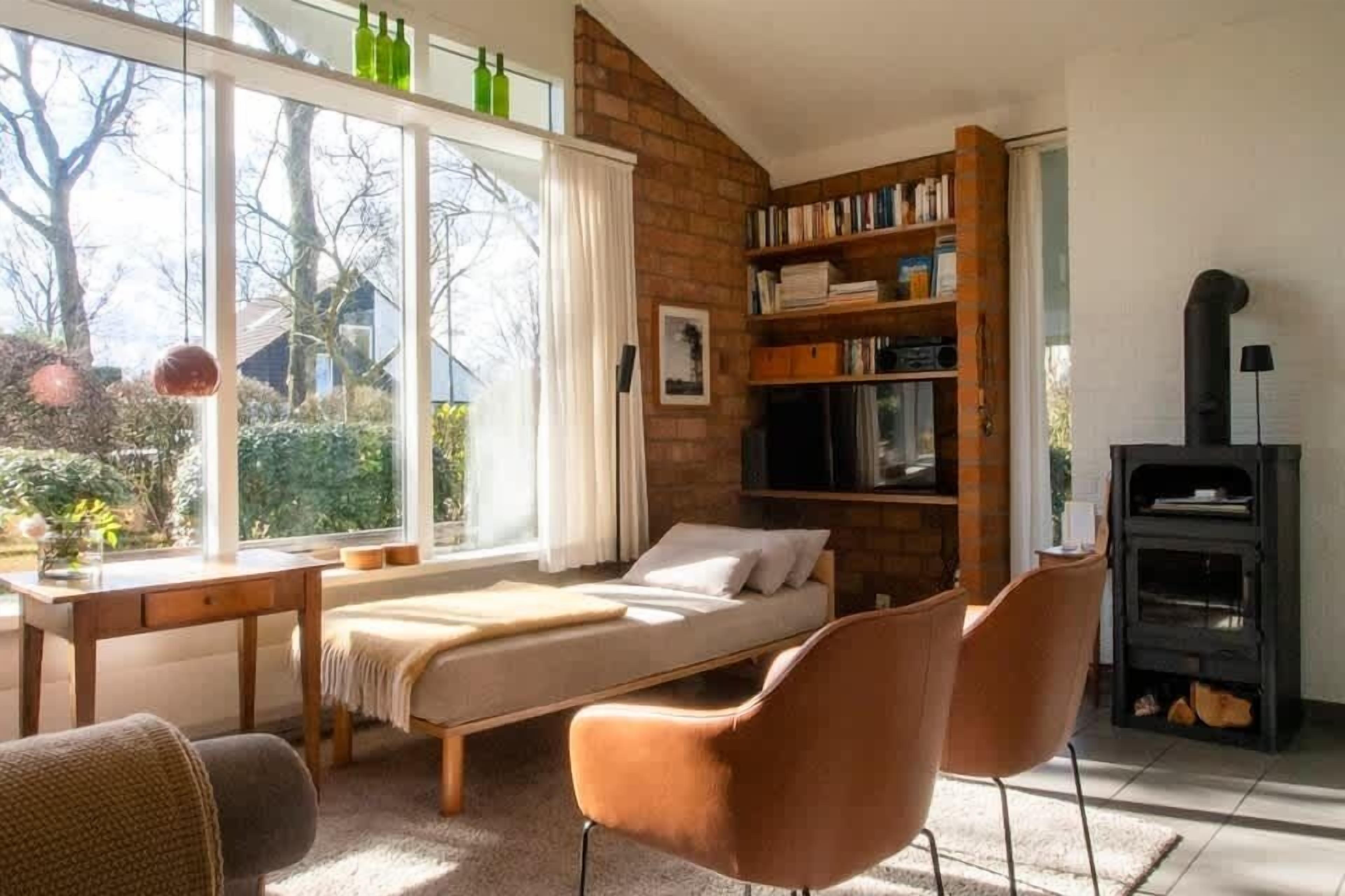 Télévision, cheminée, espaces bureaux