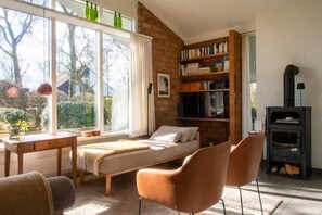 Een televisie, een open haard en een kantoor