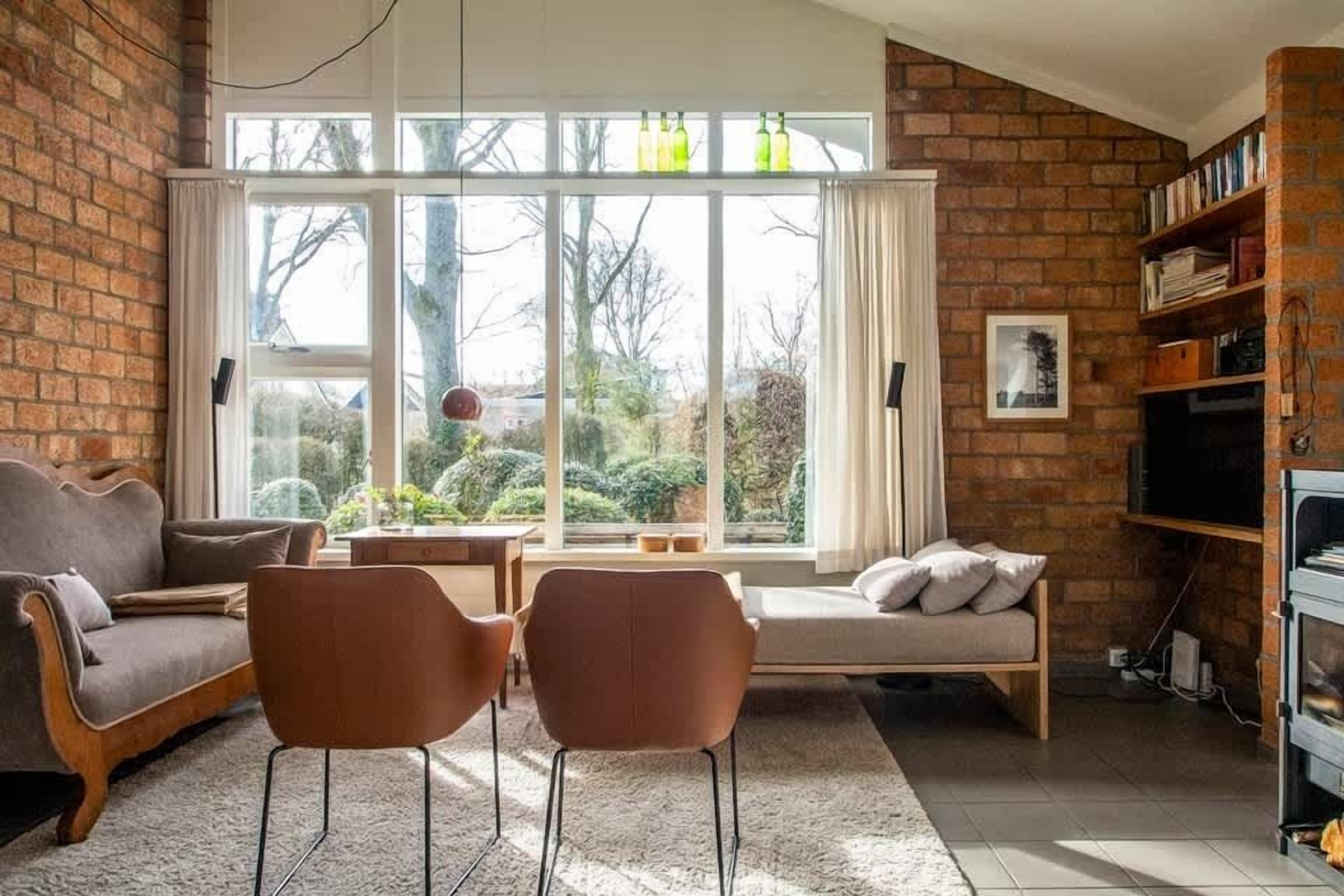 Een televisie, een open haard en een kantoor