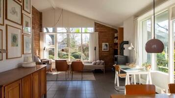 Een televisie, een open haard en een kantoor