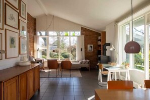 Een televisie, een open haard en een kantoor