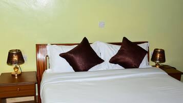 Escritorio, espacio para trabajar con laptop y wifi gratis