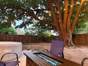 Outdoor spa tub - Amani Luxury Retreat - Hot Tub (Lubbock)