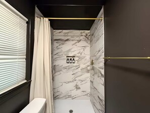 Shower, hair dryer, towels, soap - Amani Luxury Retreat - Hot Tub (Lubbock)