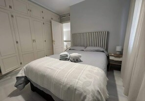 4 Schlafzimmer, Schreibtisch, Bügeleisen/Bügelbrett, kostenloses WLAN