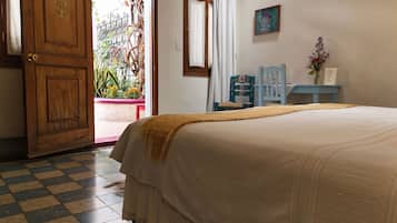 Double Room | In-room safe, iron/ironing board, free WiFi