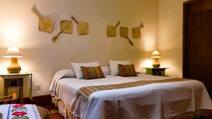 Quarto casal clássico | Cofres nos quartos, escrivaninha, ferros/tábuas de passar roupa