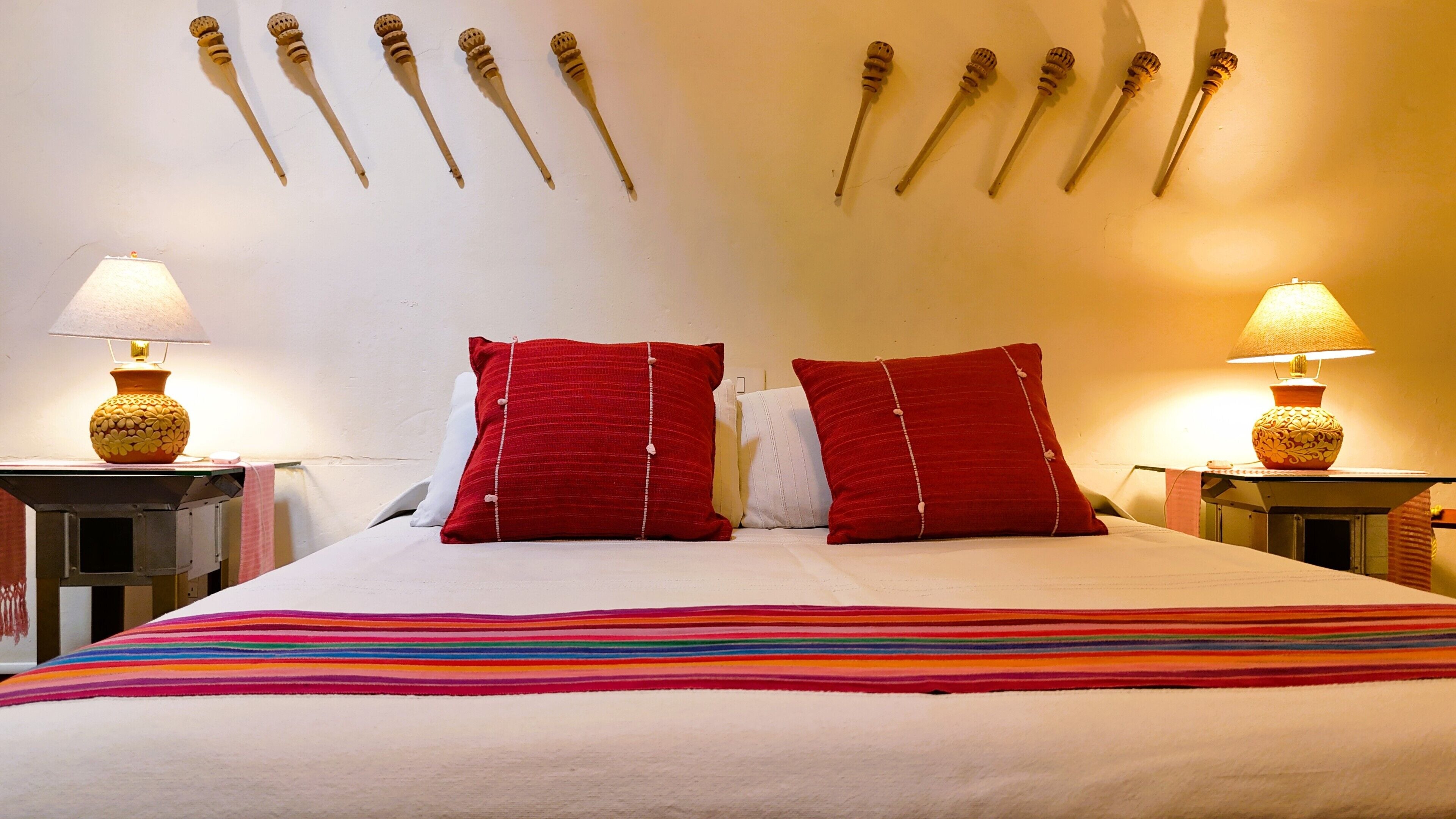 Eenvoudige kamer | Een kluis op de kamer, een bureau, een strijkplank/strijkijzer