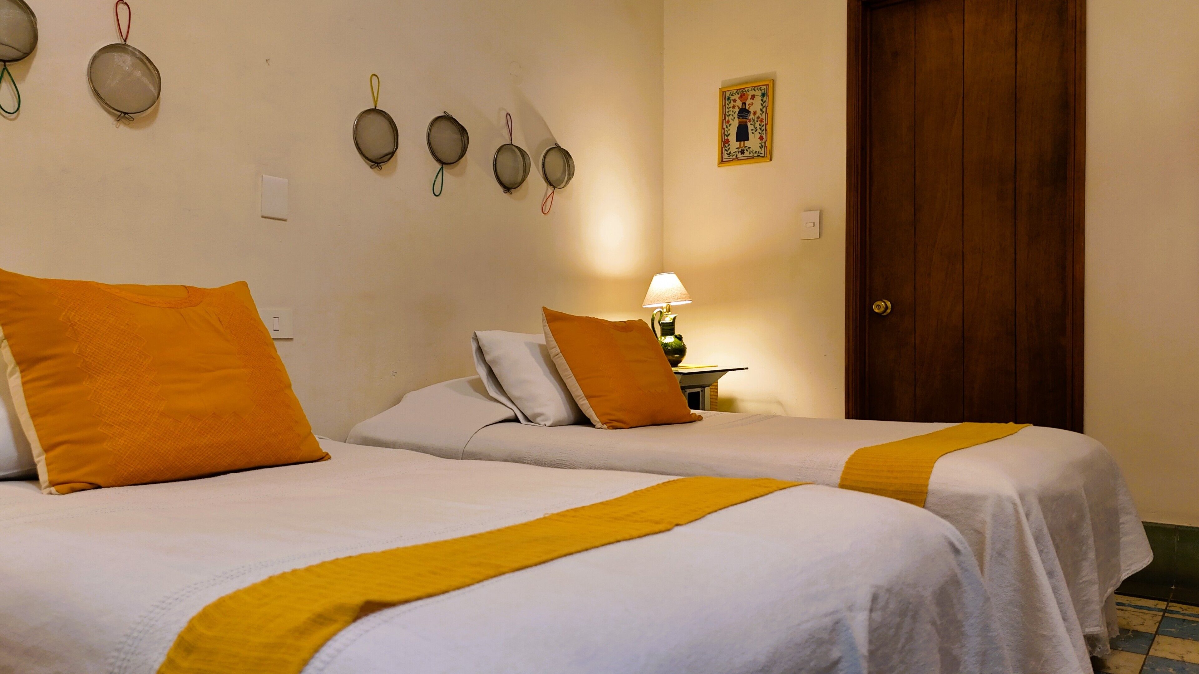 Klassieke kamer, 2 eenpersoonsbedden, niet-roken, uitzicht op binnenplaats | Een kluis op de kamer, een bureau, een strijkplank/strijkijzer