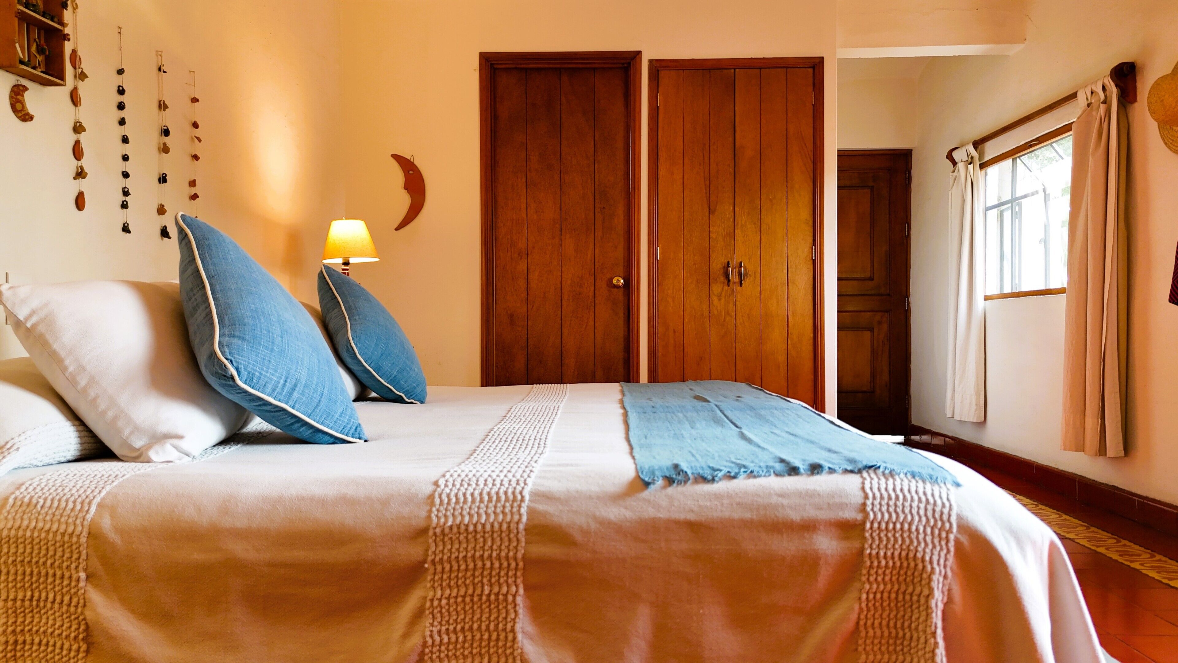 Klassieke tweepersoonskamer | Een kluis op de kamer, een bureau, een strijkplank/strijkijzer