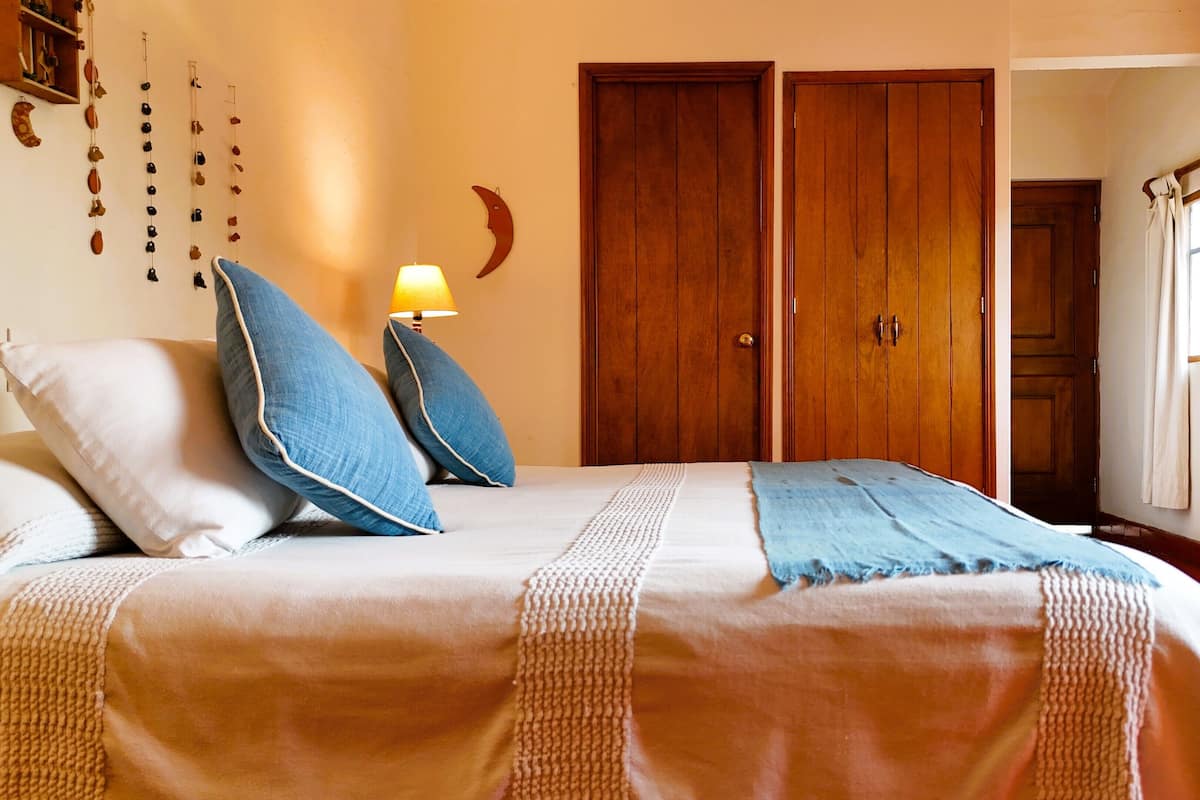 Phòng đôi phong cách cổ điển | Két bảo mật tại phòng, bàn, bàn ủi/dụng cụ ủi quần áo