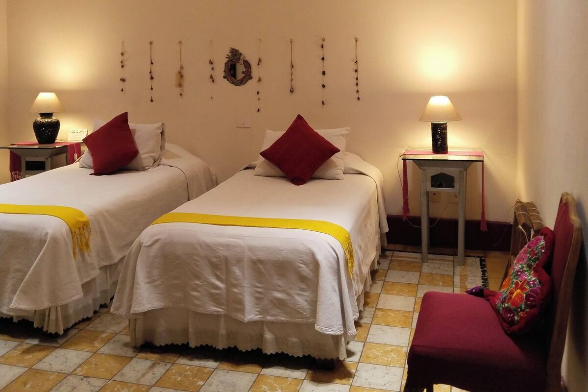 غرفة كلاسيكية - سريران فرديان منفصلان - لغير المدخنين - منظر للفناء | خزنة داخل الغرفة ومكتب ومكواة/لوح كي وواي فاي مجانًا