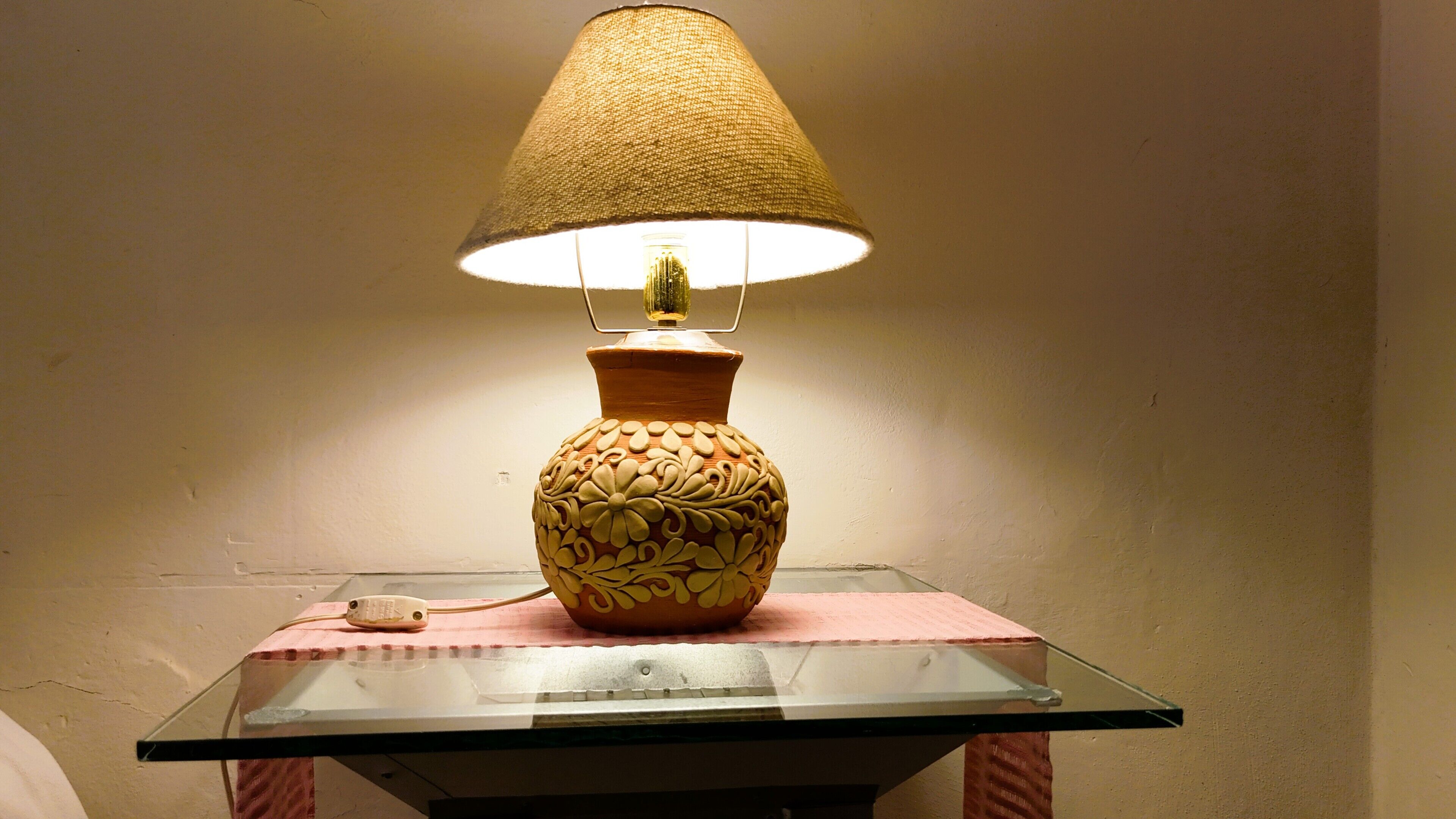 Een tafel met een lamp erop.