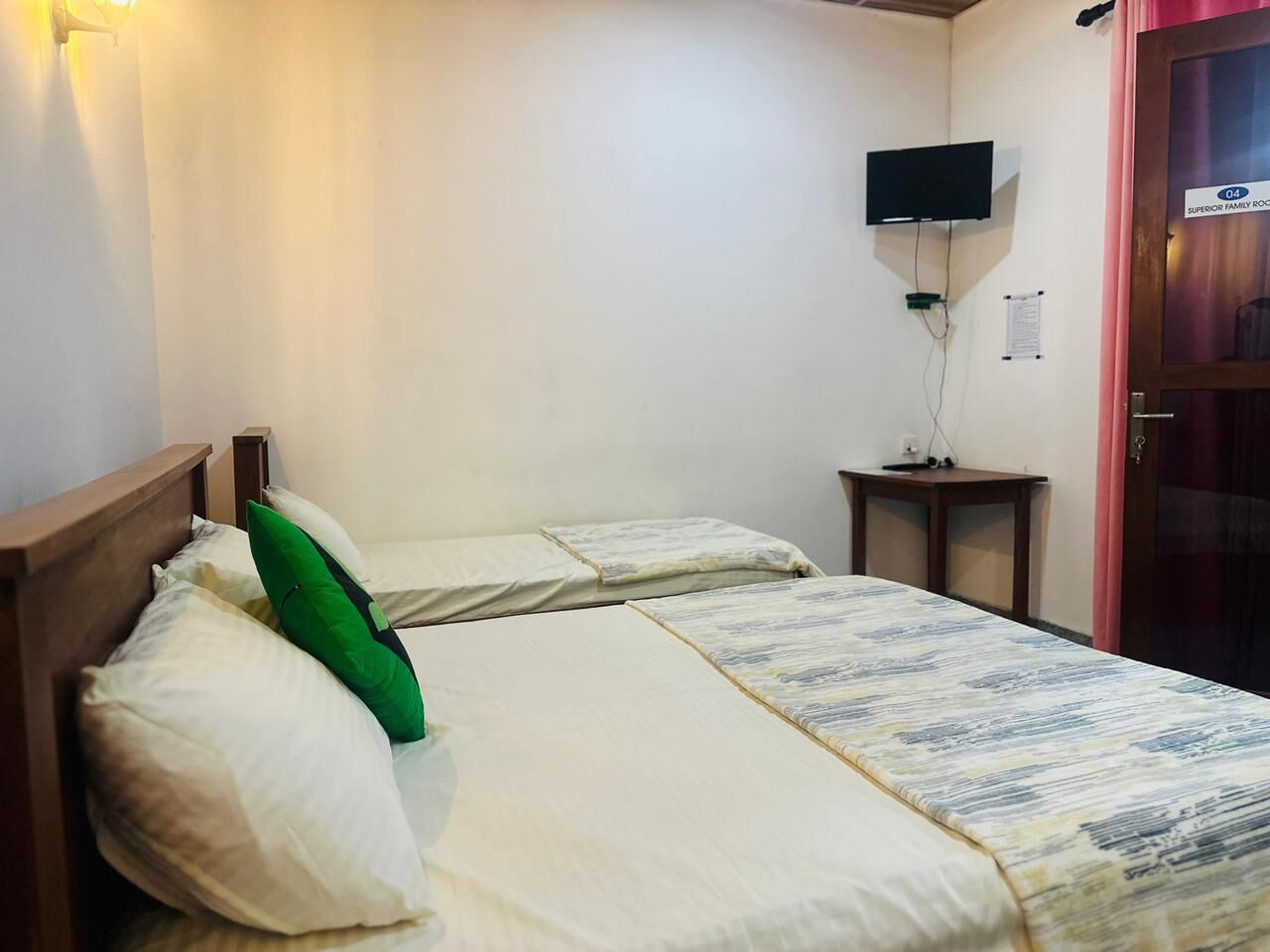 Fer et planche à repasser, accès Internet, draps fournis