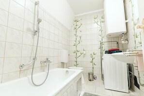 Hair dryer, soap, toilet paper - Lilians Cosy Apartment Jakomini 3B (Graz)