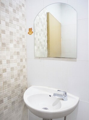 Standard Double Room | Bathroom | Shower