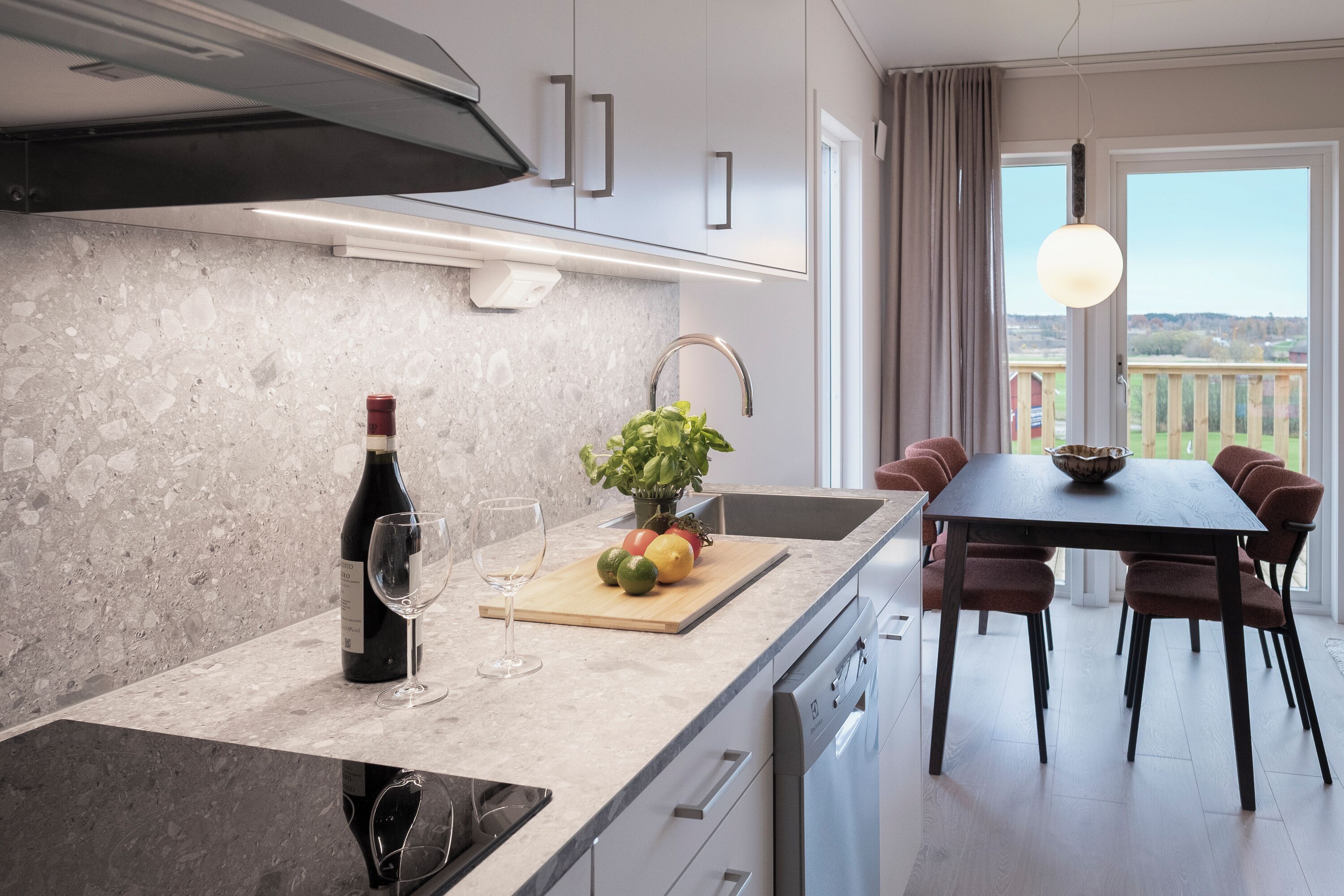 Full-size fridge, oven, stovetop, dishwasher