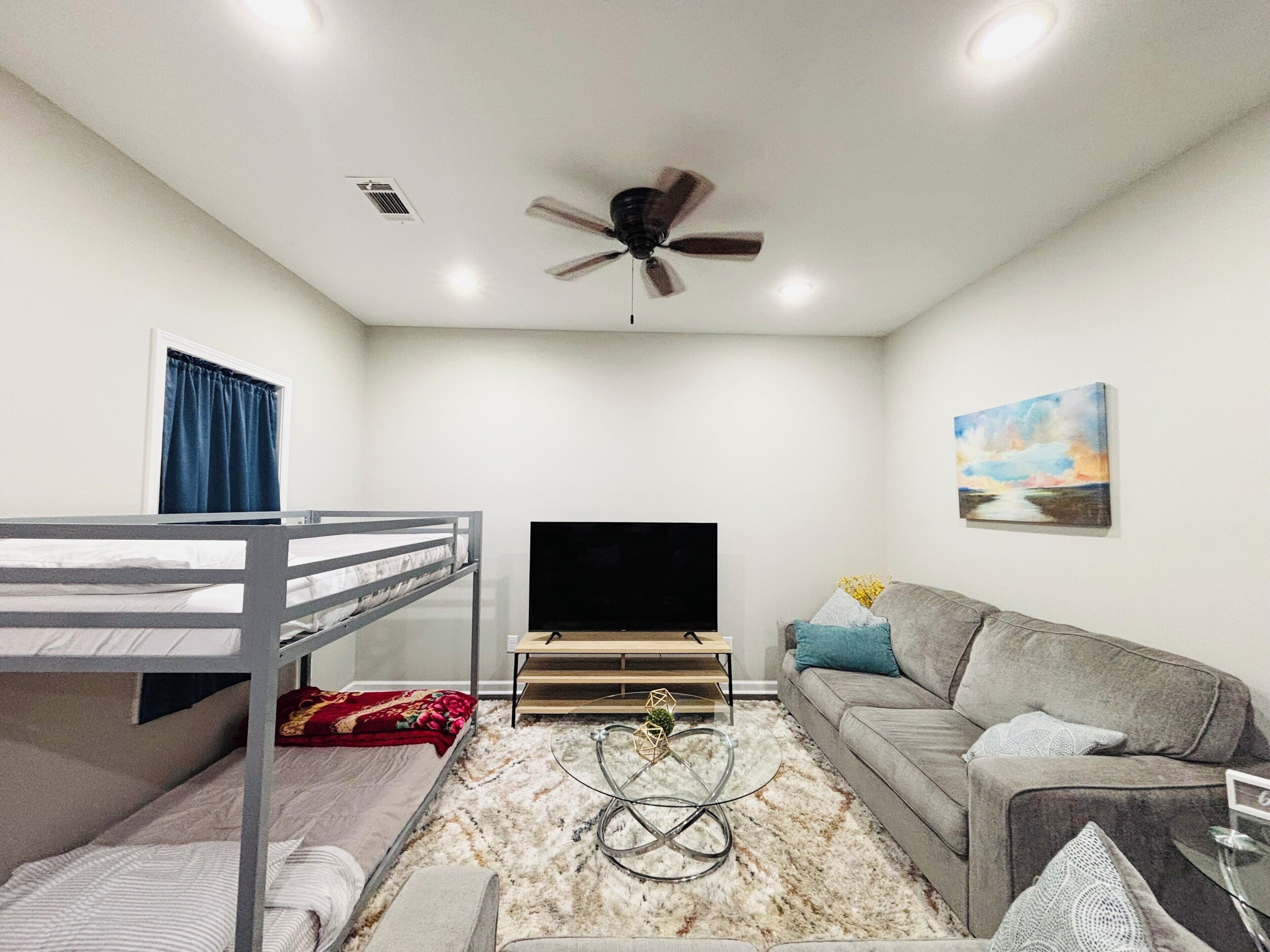 2 bedrooms, iron/ironing board, WiFi